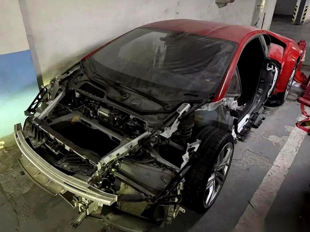 上海嘉定一个地下车库，一辆百万跑车，成了三个男人的“零件超市”。
车主在国外，车