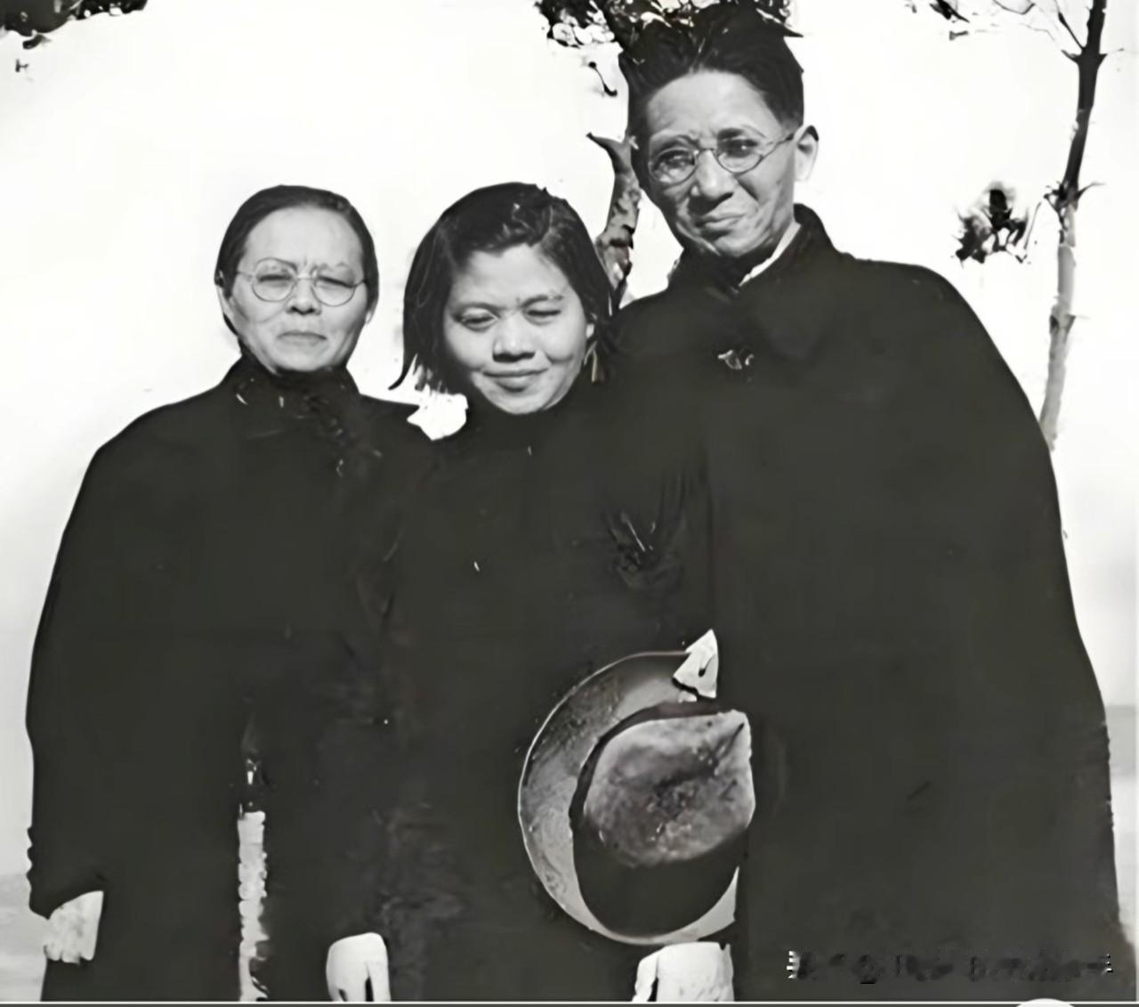 1909年，19岁的张治中用一串铜钱娶了同村的洪希厚。婚后他离家从军，大字不识的