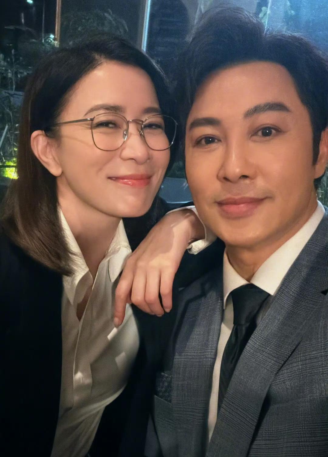 今天下午佘诗曼发文说：拍完一個戲再重遇戲中角色，十分美好～ @譚耀文 @馬貫東 