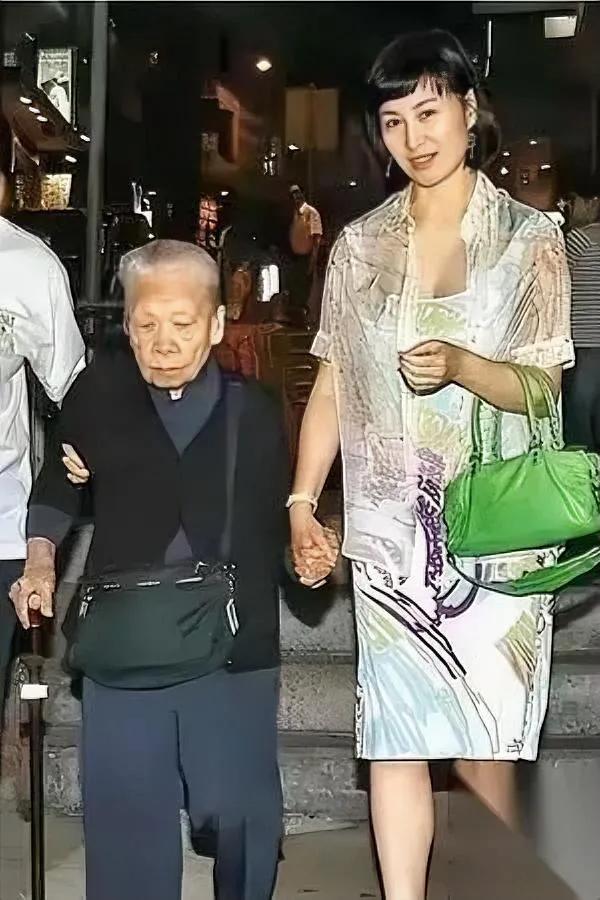 这位保姆

真不一般

住着上亿别墅，退休还照拿工资。

很多人说何超琼这是刻意