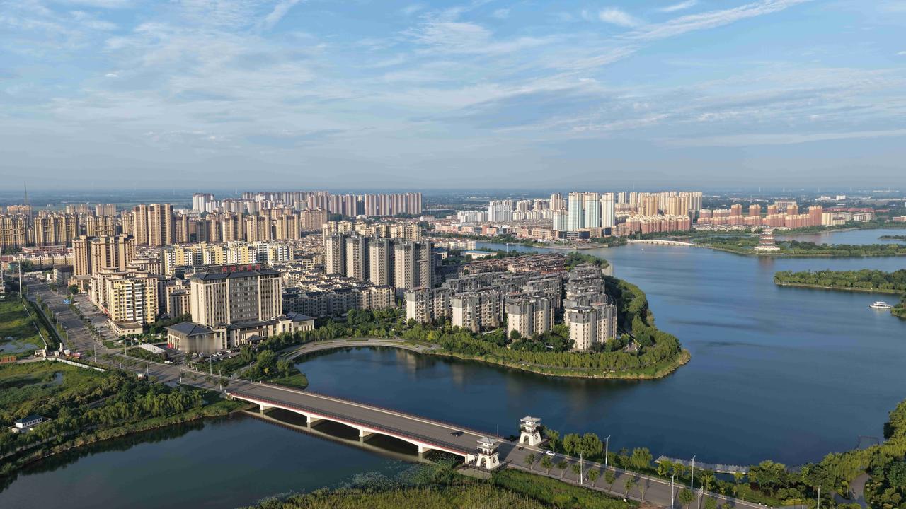 没有大城市的喧嚣拥挤，清晨的湖畔满是闲适，散步的老人、赶路的行人，各自奔赴平凡生