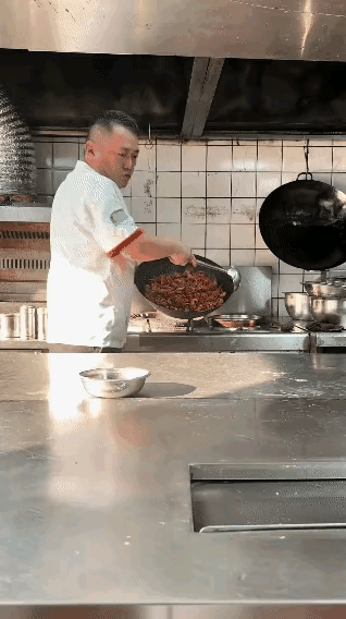 这种厨师拽个什么劲，有什么了不起，不就是会炒几个菜，都是受苦人，何必要这样呢。