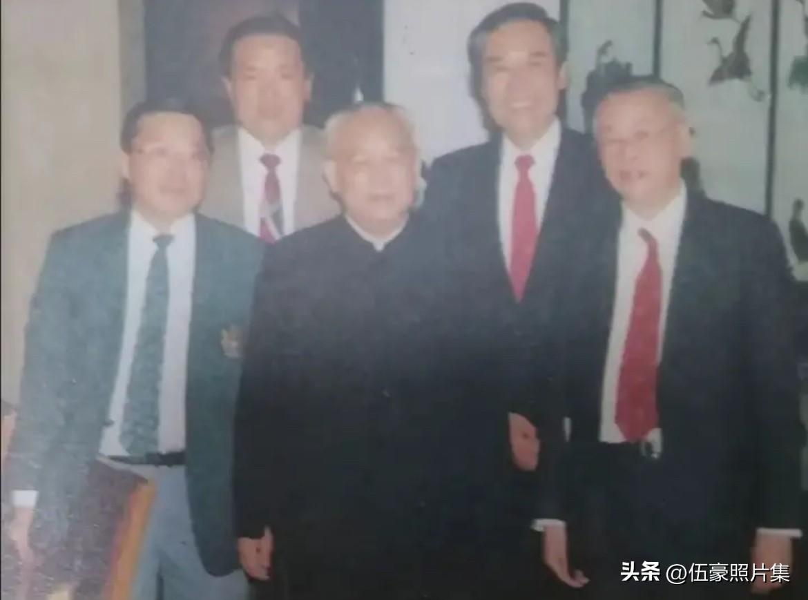 1989年，篮协名誉主席余秋里和男篮主教练钱澄海等人的合影。钱澄海是中国篮球的传