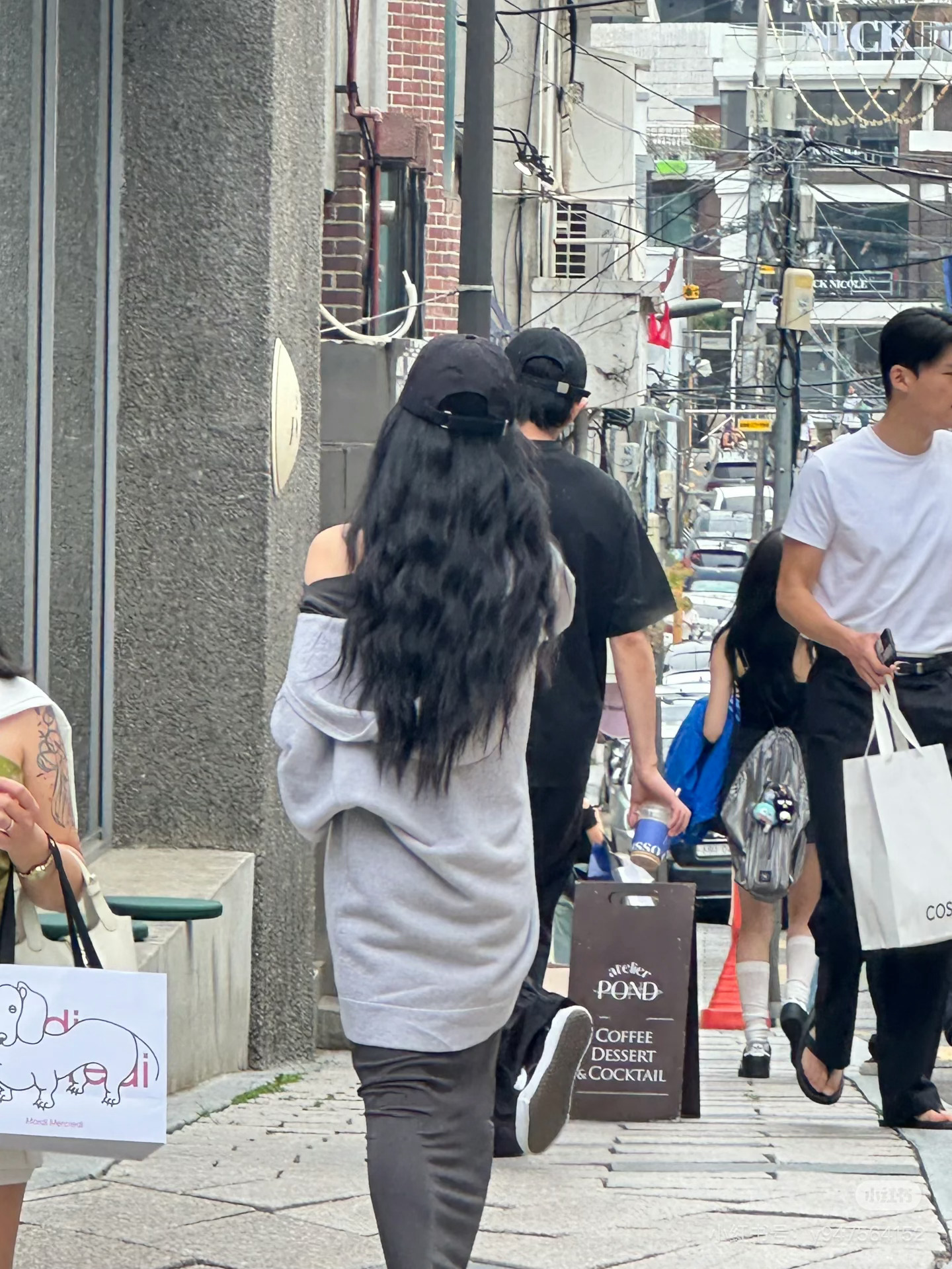 王勉和美女约会网友在韩国偶遇王勉和美女约会了，从背影就可以看出很漂亮，勉子你是不