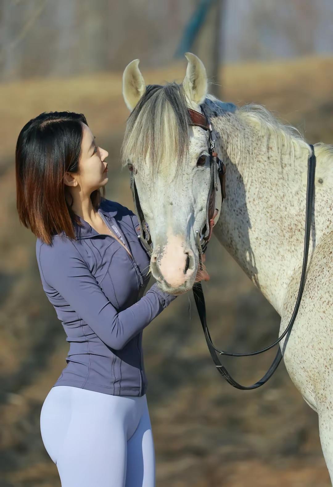骑马的女子，英姿飒爽，英气逼人，健美健康你见过美女身材好的背影多吗 喜欢健身的女