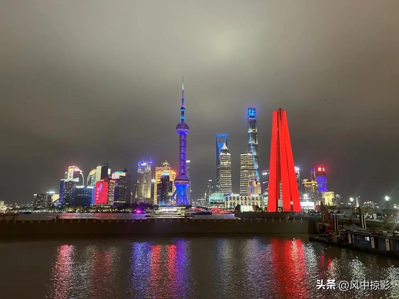 从前两天的30度一下子降到18度，还下起了雨，这天气变化得也太快了！此刻外面冷雨