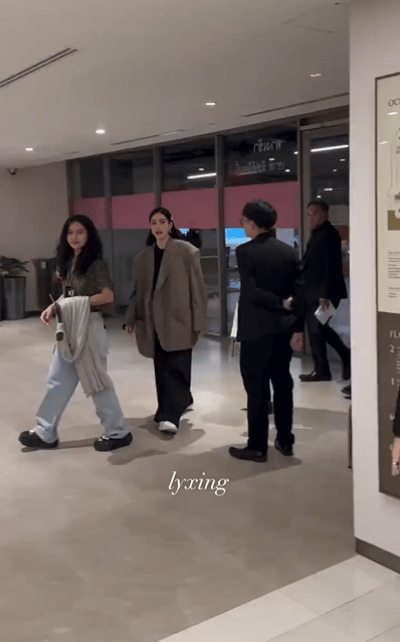 抓到一只偷穿大人衣服的邝玲玲[笑cry] Linglingkwong_[超话] 