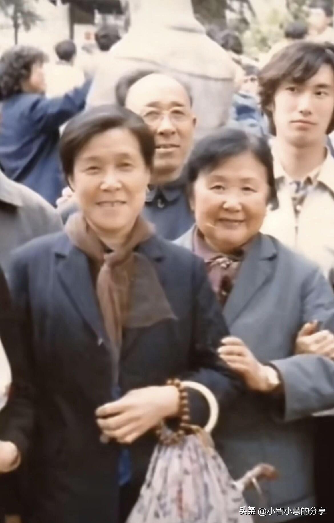 87版经典《红楼梦》里贾母和刘姥姥的扮演者再次相聚，这一画面特别温馨，她们是老一