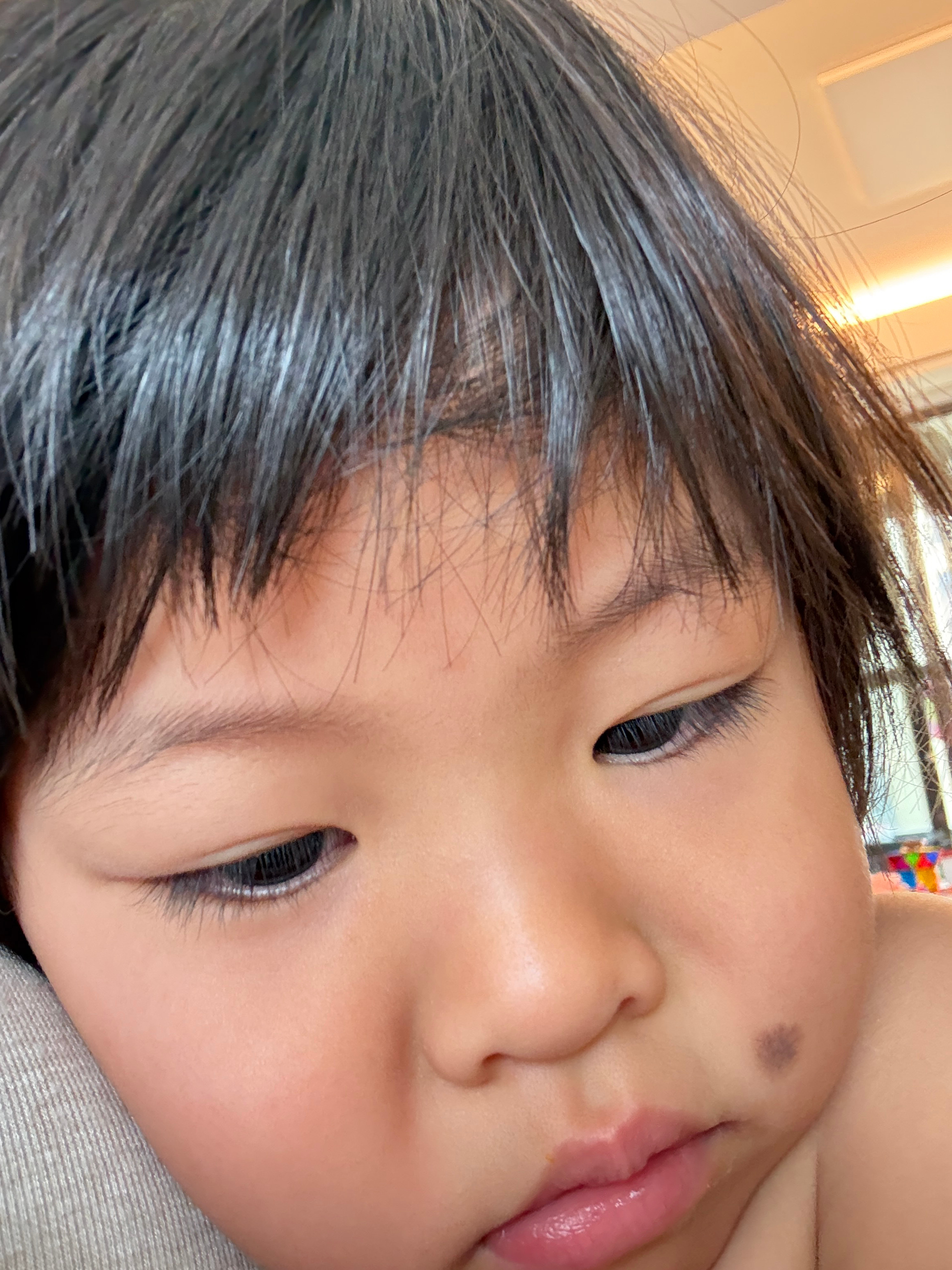 昨晚她睡得晚，我陪了一会儿就去上课了早上起来球说妈妈你不要晚上上课可以吗，改成白