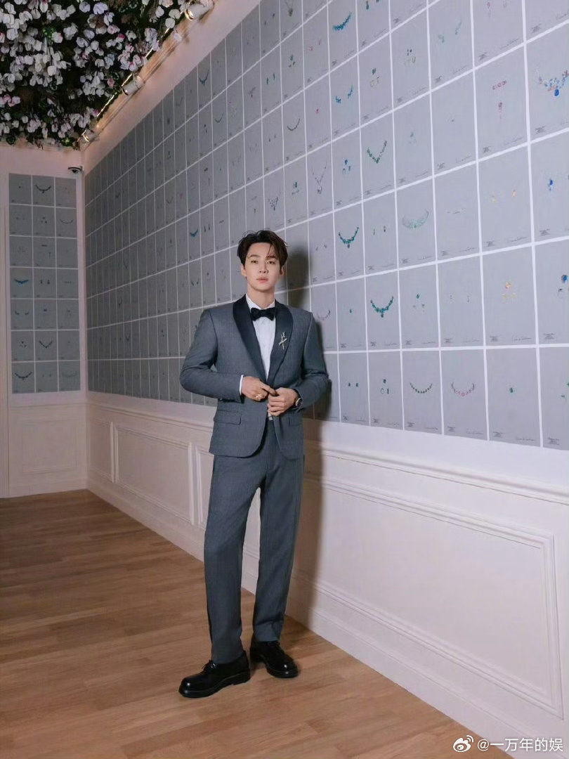 晚宴内场里的刘宪华 晚宴内场的刘宪华太绝了！优雅是常态，贵气是加成，温柔高级感包