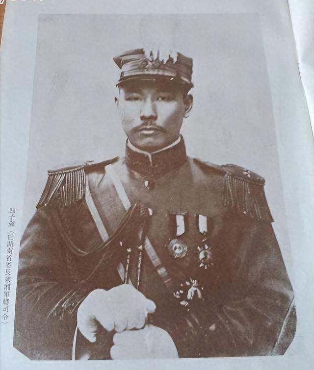 1921年两名特务拽住毛主席询问：你是否认识毛泽东？若能找到他给你大洋赏钱！
1