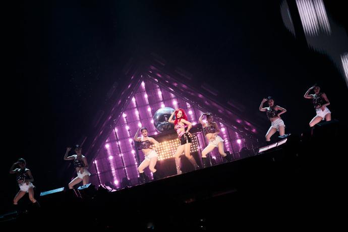 红发王霏霏回来了 这次王霏霏的演唱会真的超燃！红发的她气场十足，每一个表演都让人