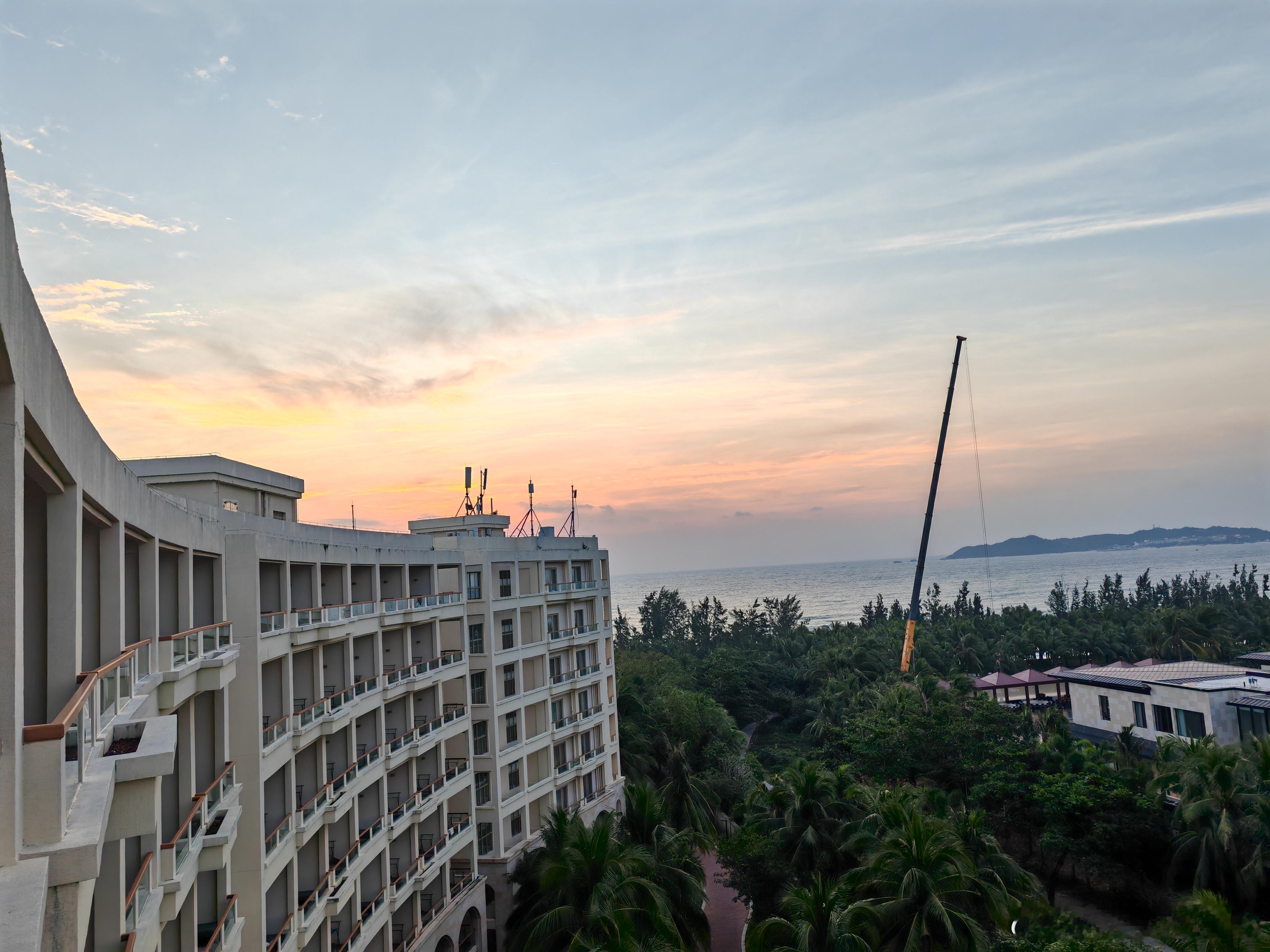 早安，这是此刻三亚的朝阳。结束在三亚的工作，今日返深，下午在深圳还有一场新车发布