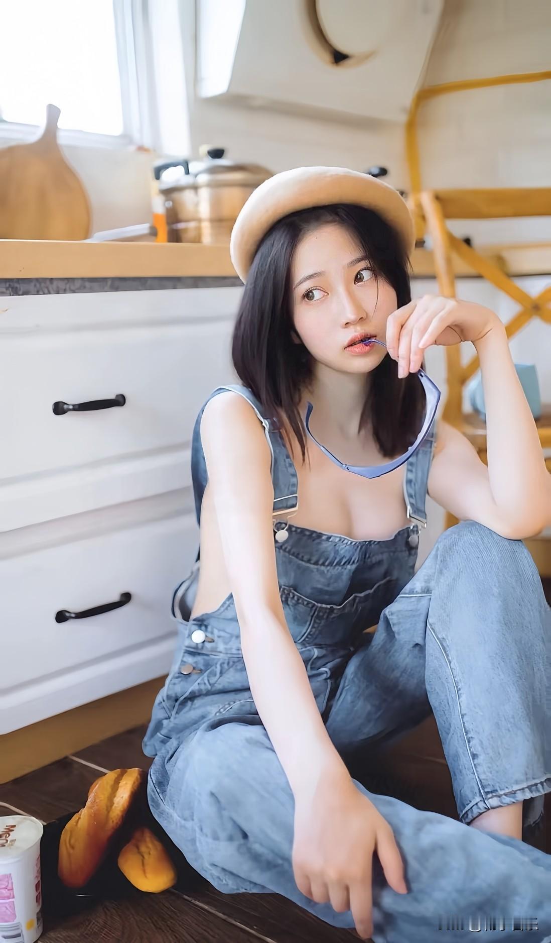 复古厨房小甜豆🍒 背带裤配贝雷帽，软乎乎的少女感，自在又可爱。
分享一张美丽的