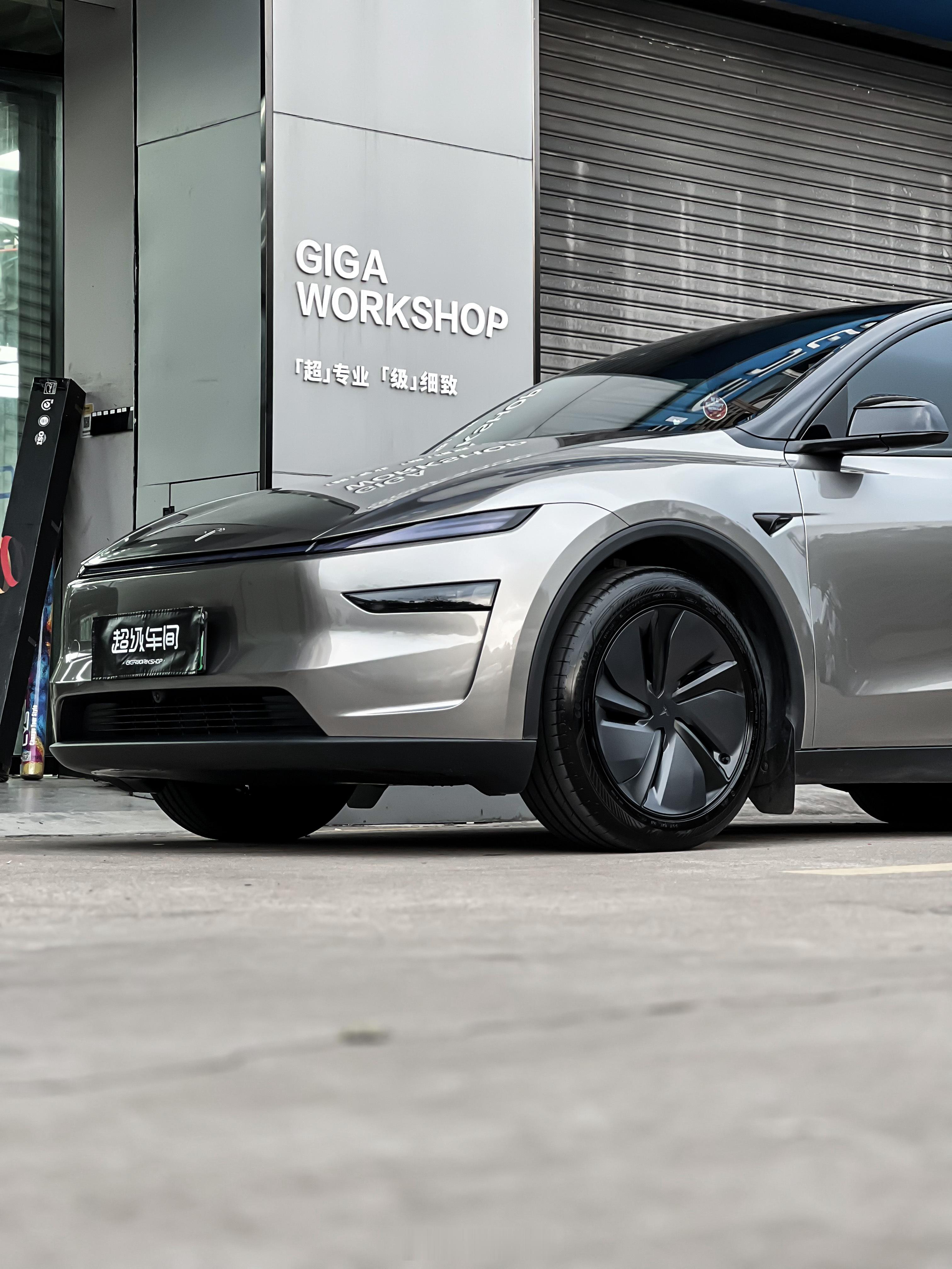 Tesla Model Y（焕新版）｜液态金属银在光影间如熔融银流般游走，车身每