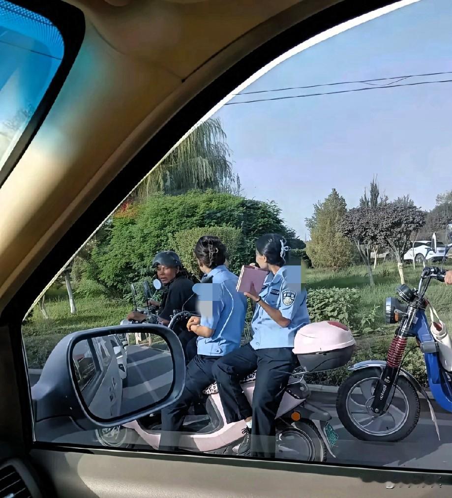 狩猎者被猎物给盯上了，
近日，网上一个视频被曝光，两个骑着没戴头盔的抓没戴头盔的