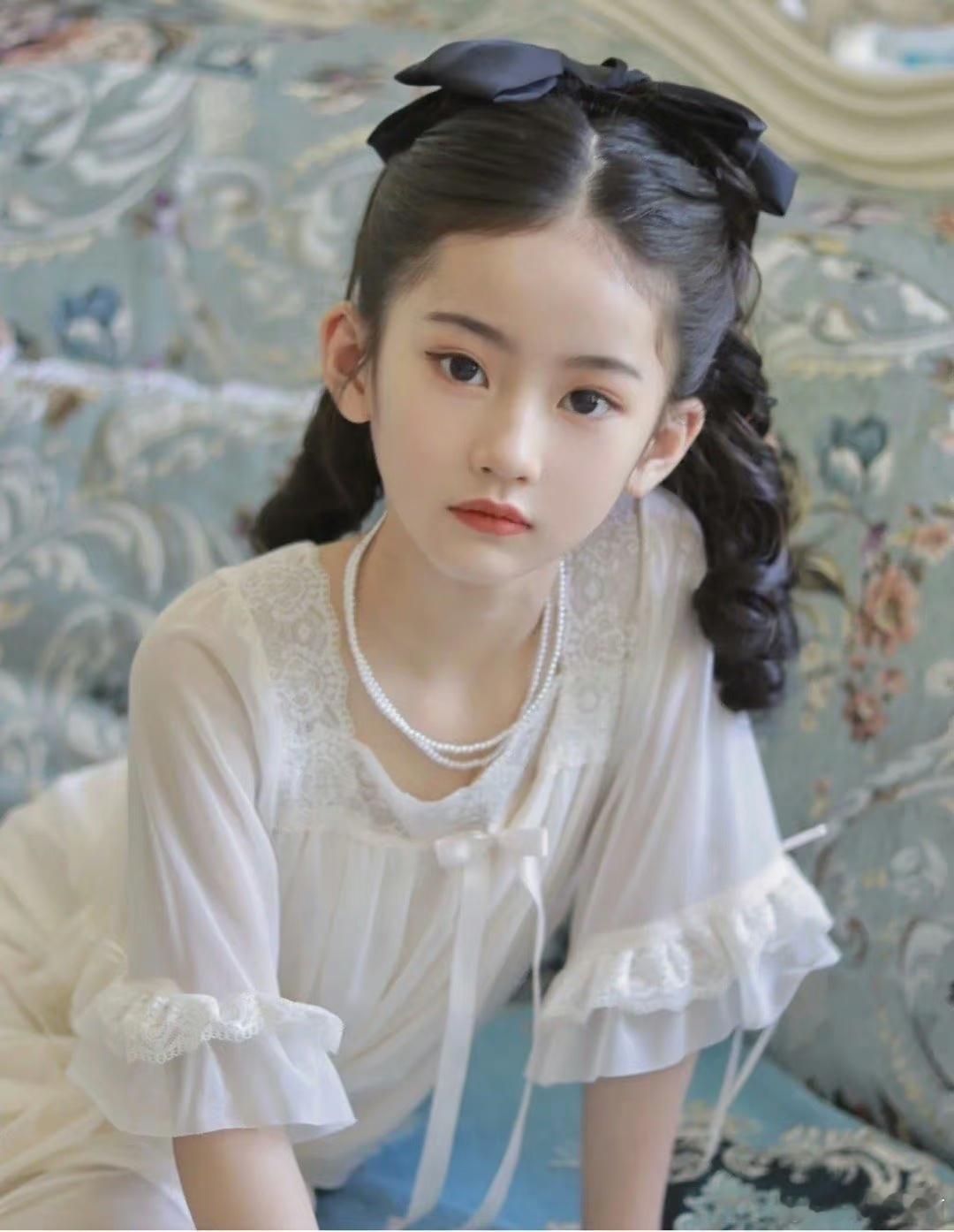这是于正新签约的小孩姐，有种杨幂、刘亦菲、宋祖儿结合体的感觉，精致的像个瓷娃娃，