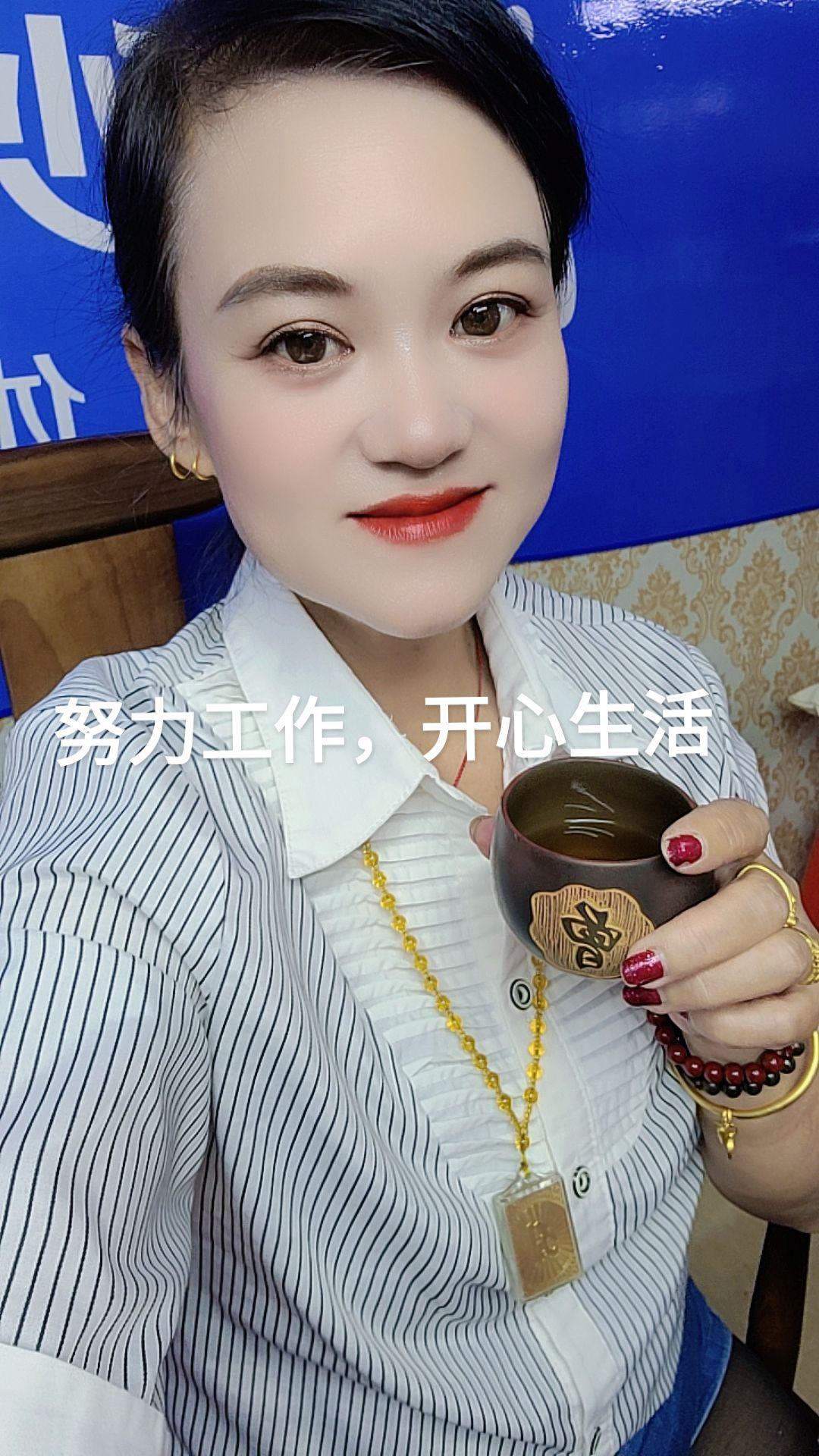 努力工作，开心生活。#做精致女人 #取悦自己 #自娱自乐自我调节 #爱工作爱生活