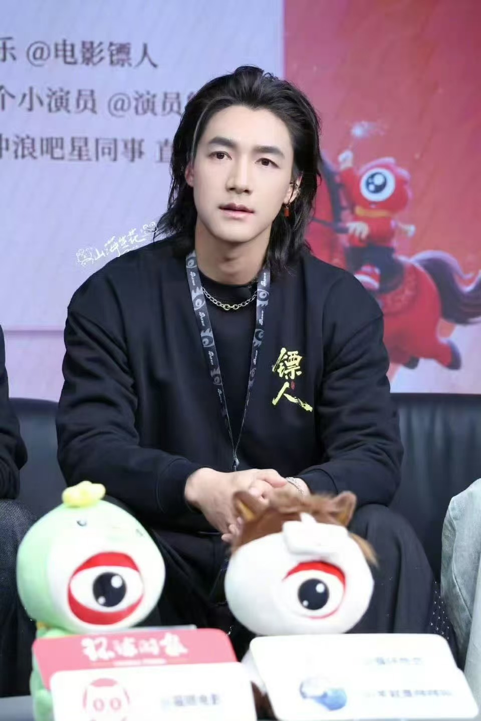 此沙被夸害羞了 剧组扫楼也太会了吧，突然播放此沙的高光时刻。全场都在赞叹好帅，再