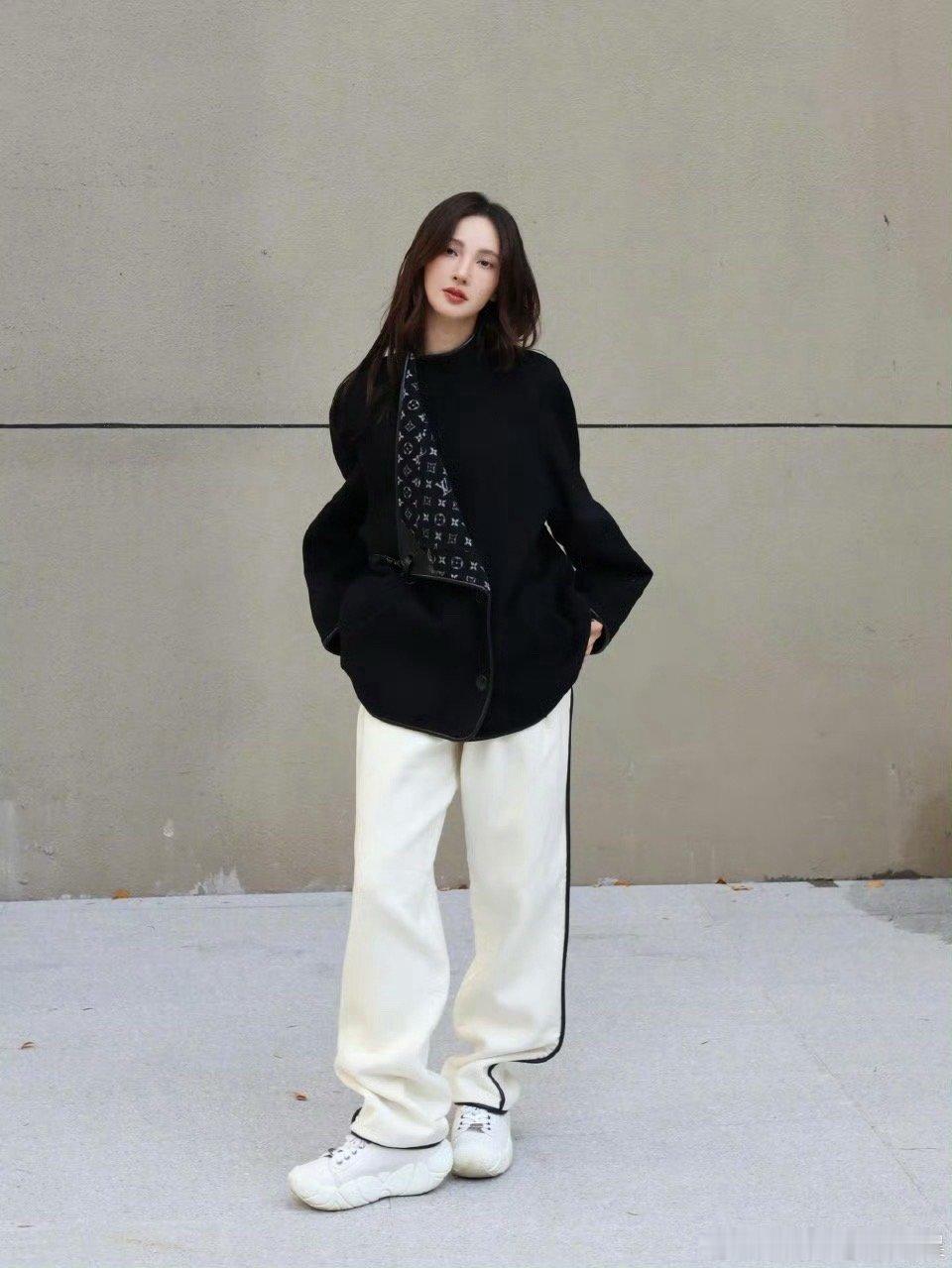 金晨道歉后为何仍被揪着不放这哪里是道不道歉的问题啊，明明是因为处理方式和普通人有