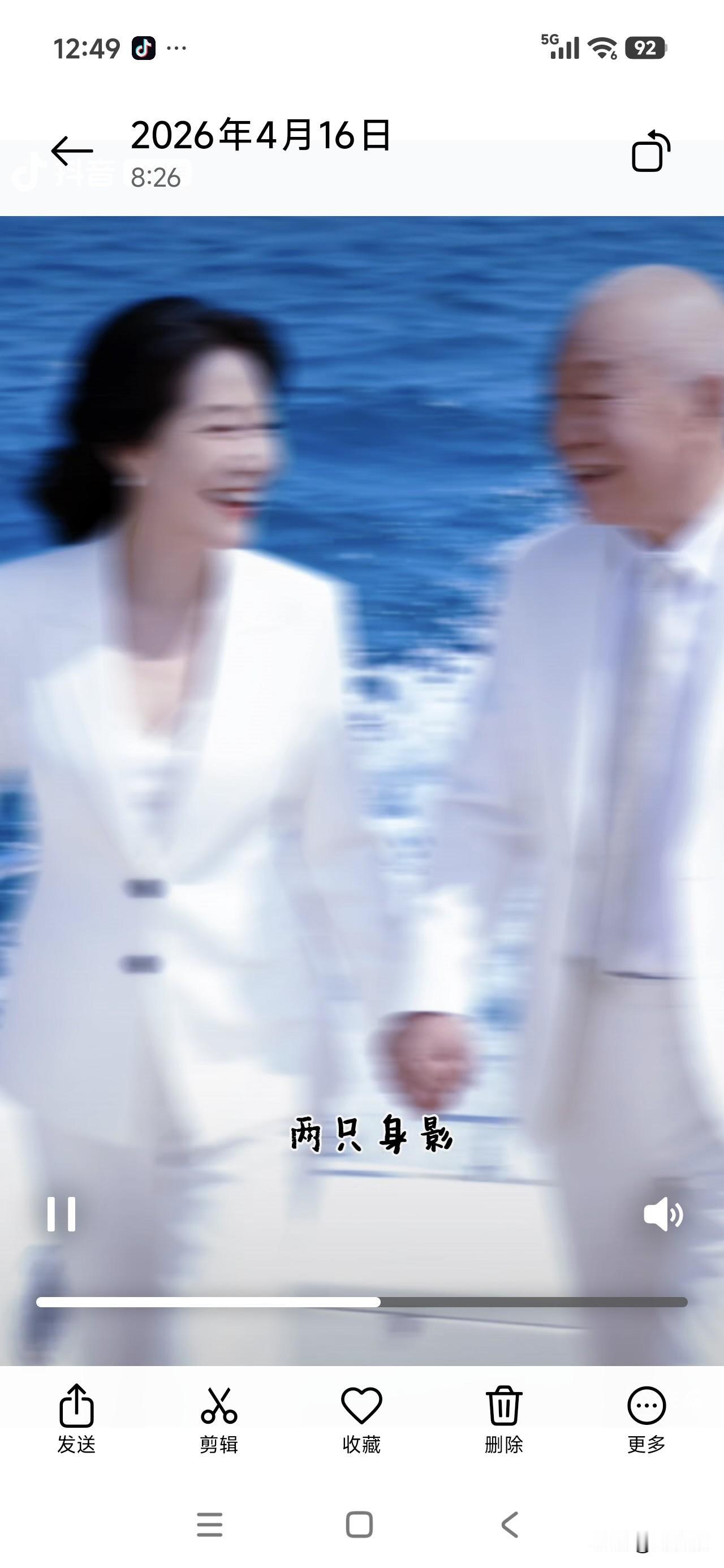 老人的快乐，从来都不复杂。
 
是清晨慢悠悠地走走路，晒一晒不刺眼的太阳，吹一吹