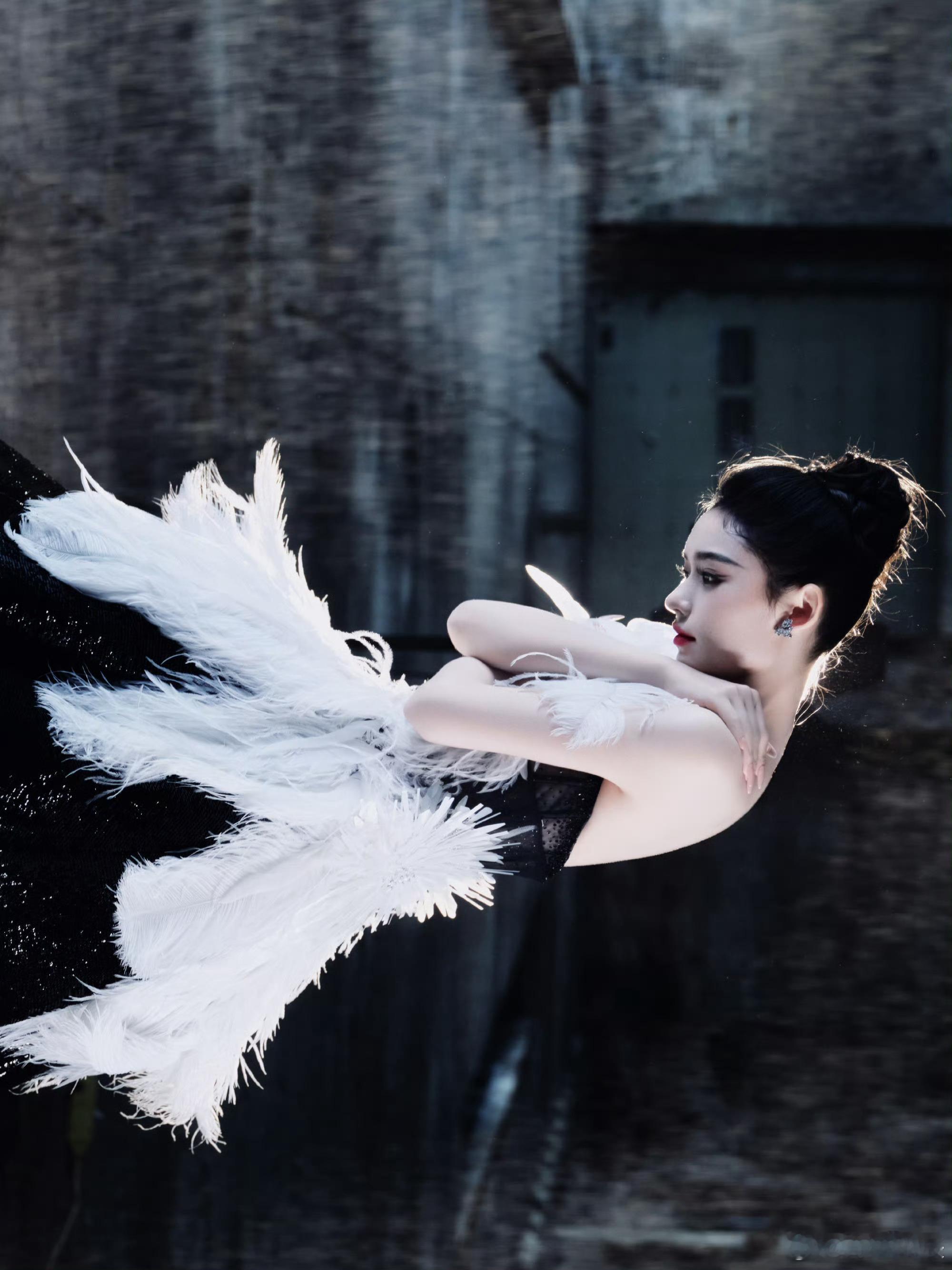 林允cos天鹅之梦微博视界大会红毯，林允化身小乔“天鹅之梦”，羽毛亮片裙超吸睛，