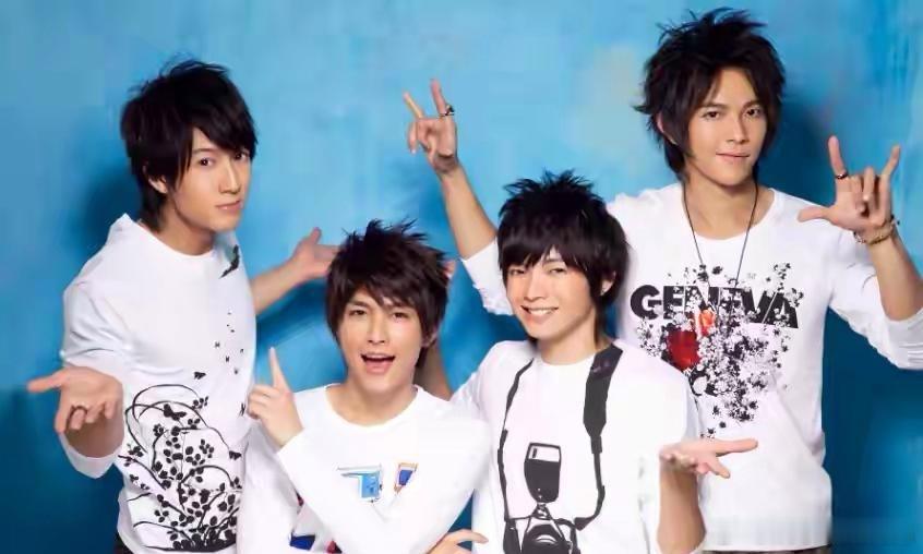 辰亦儒老婆晒居家照！抱着儿子看圣诞树拆礼物，10个月圆嘟嘟可爱辰亦儒作为飞轮海的