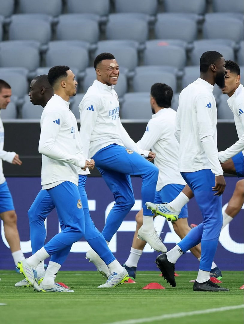 姆巴佩  👦🏽📍安联球场再一次小小的挂彩后嬉皮笑脸地出现😅姆巴佩拜仁vs