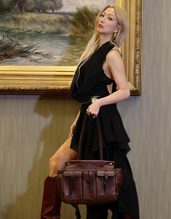 女人越活越年轻，越活越美，说的就是郑秀文吧！
郑秀文晒出代言照，身着一袭黑色不规