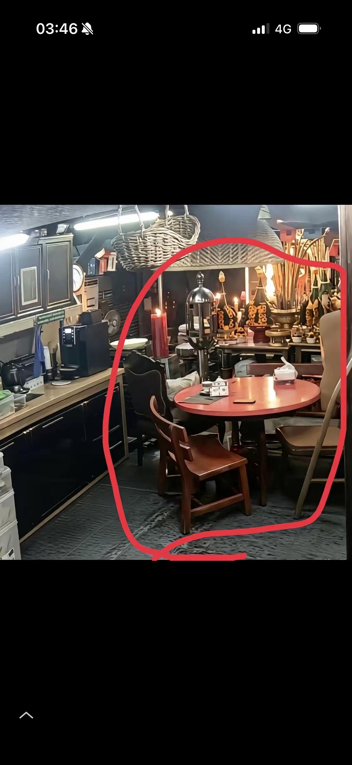 不了解泰国高僧事件的人
不会明白这张桌子的象征性意义…
很多人“调侃”这张桌子会