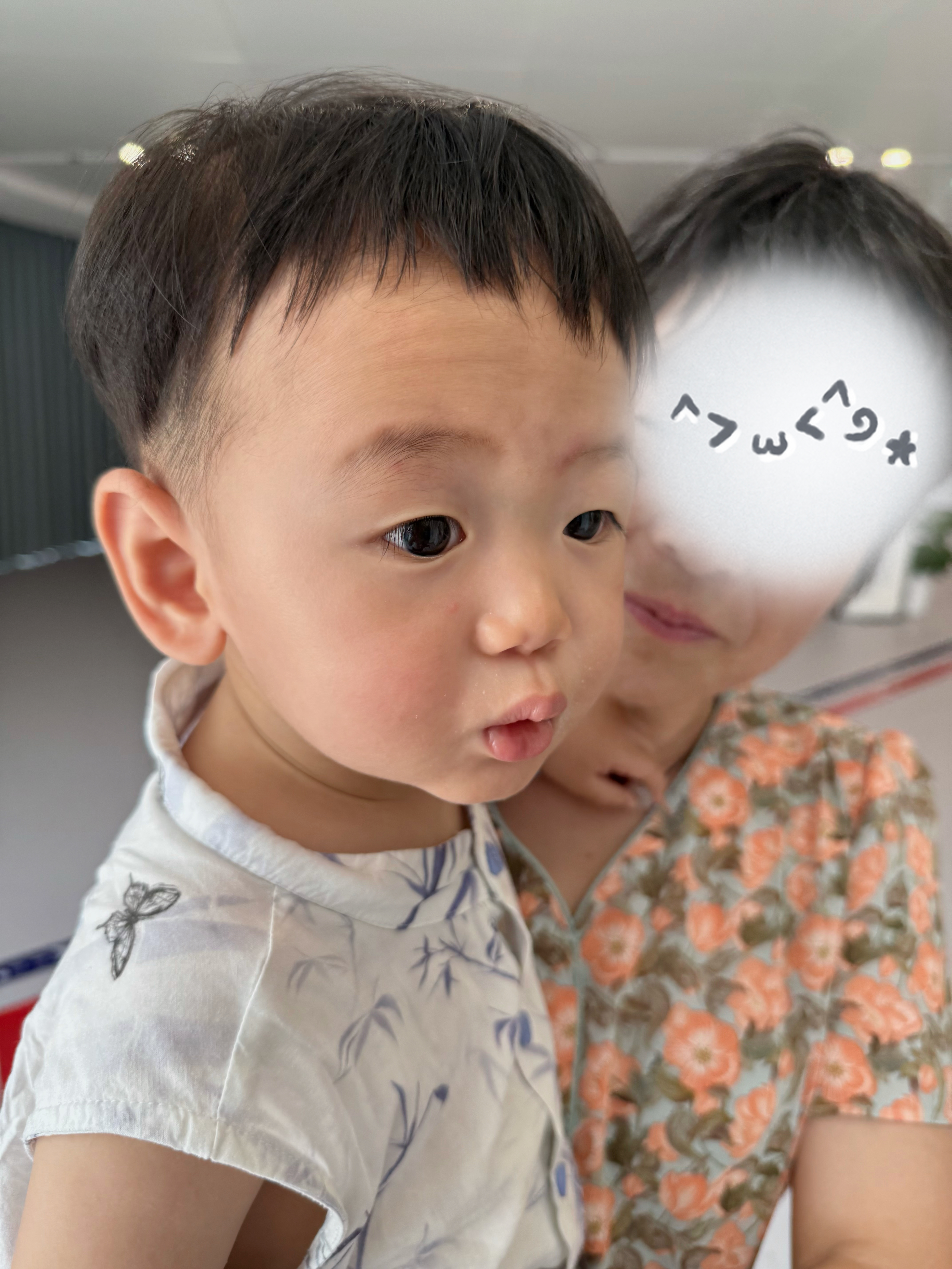 没打上针哈哈哈因为今天发现他脸上长了好几颗红点点 不是热疹那种 怀疑他豆腐过敏了