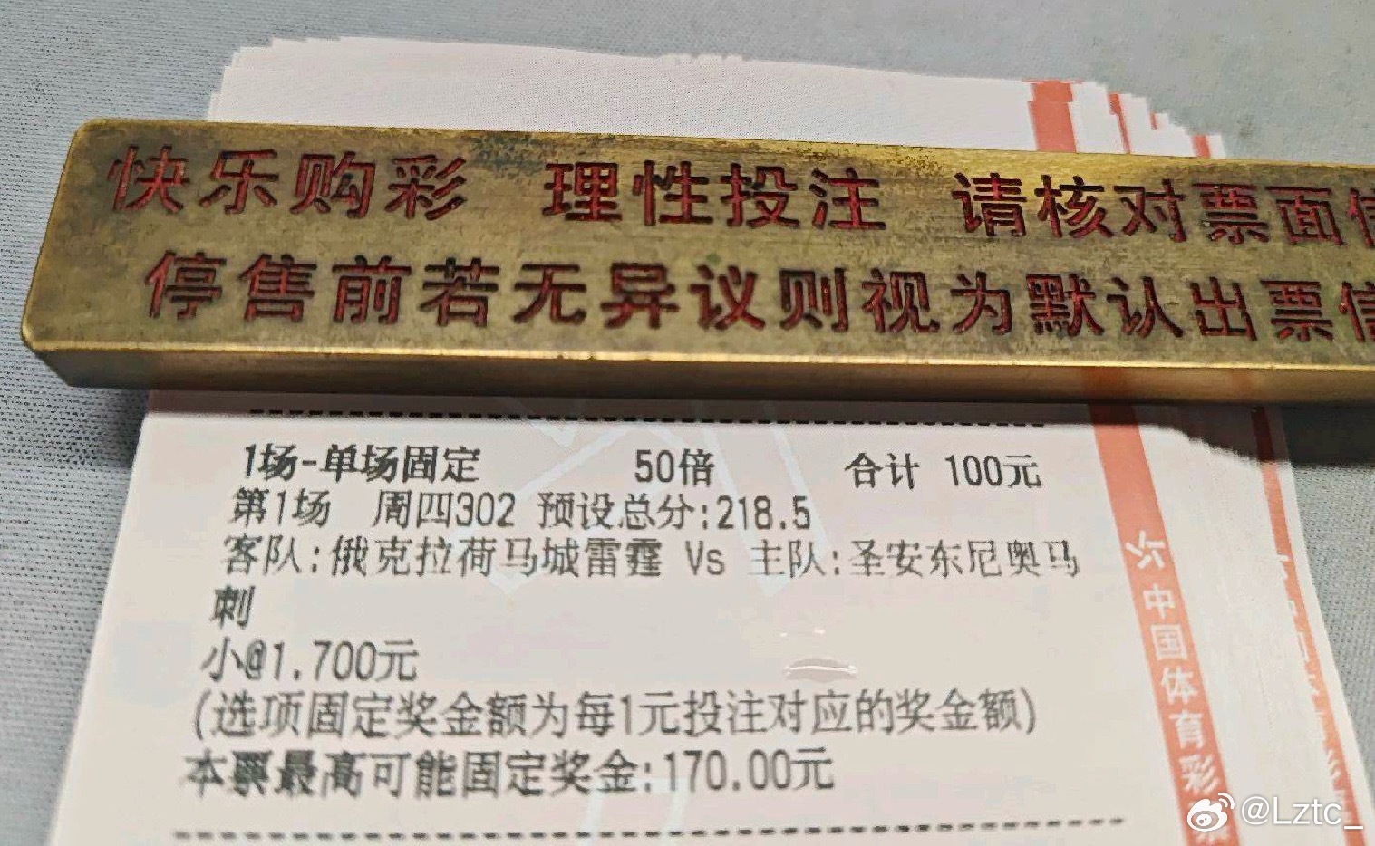 这个兄弟的篮球还不错 