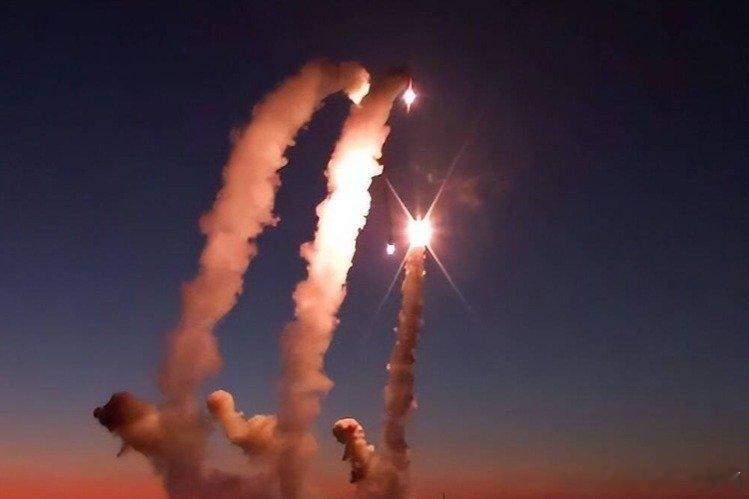 凤凰新闻【俄军新年第一炸！乌克兰七个州同时遭袭，唯一港口或被彻底封锁】俄罗斯武装