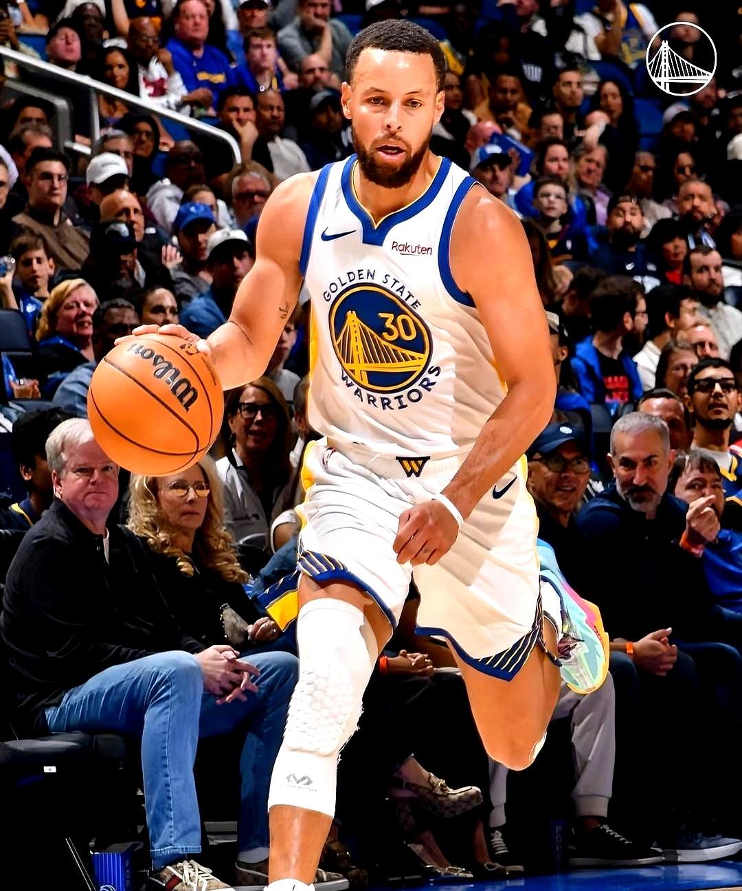 勇士最近这状态，真是让人捏把汗！对阵魔术的比赛里，库里一人扛着三分线拼命输出，可