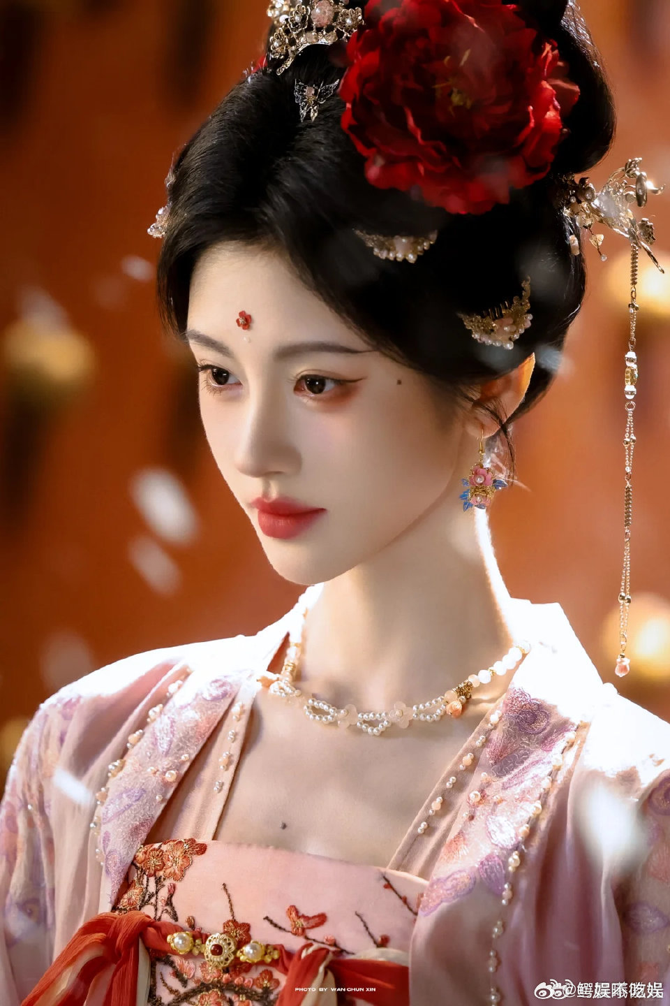 鞠婧祎32岁了还一直在拍古偶，有拍过其他类型的剧吗？ 