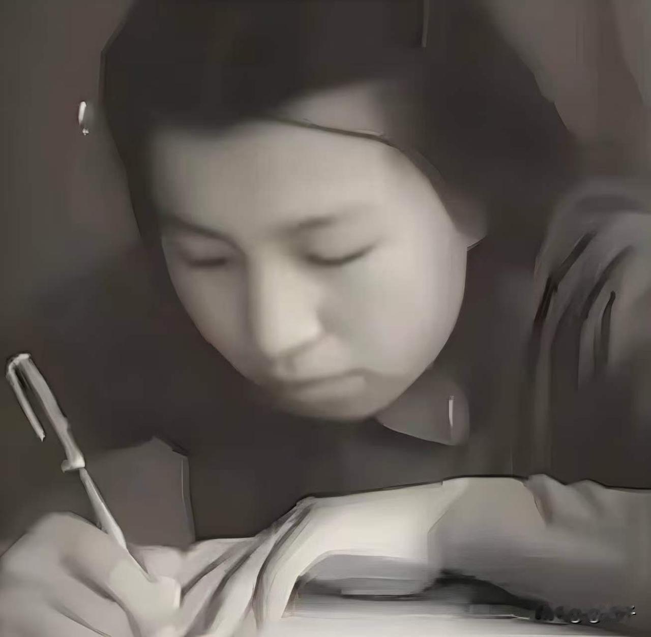 1967年5月31日，《人民日报》发表评论文章，首次把《红灯记》《沙家浜》《智取