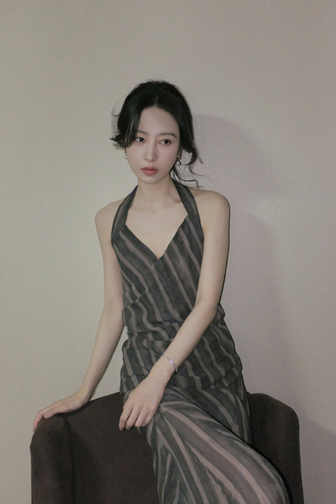 周雨彤踏光启程，以初心为缀深色条纹吊带裙搭配慵懒盘发优雅随性，期待《太平年》，期