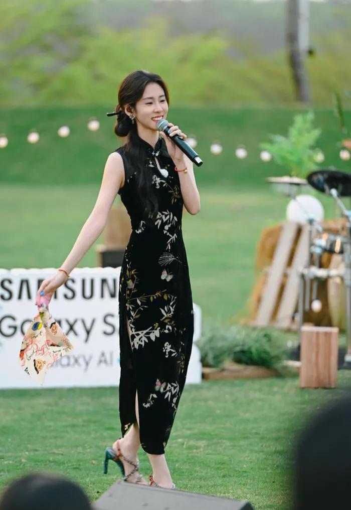 张碧晨真的很适合穿旗袍，这也太好看了！有点江南女子的温婉，不过，身材再丰润点就更