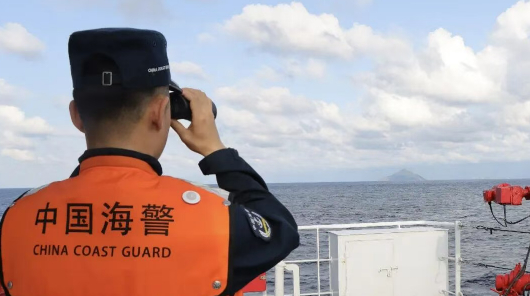 【#中国海警舰艇在我钓鱼岛领海内巡航# 】2月10日，中国海警2503舰艇编队在