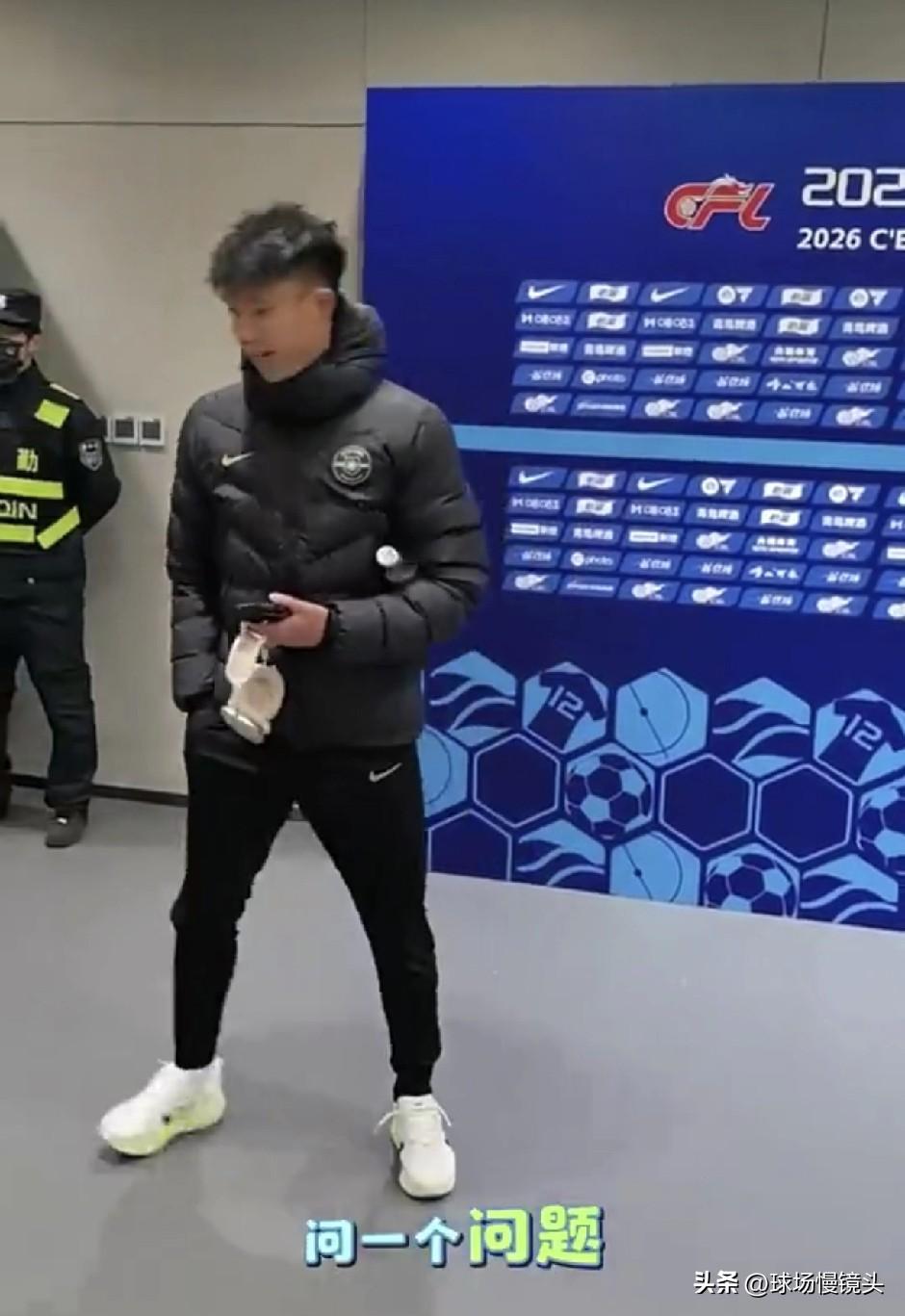 王钰栋人社崩了！

王钰栋进入混采区接受采访不耐烦的态度引发球迷热议！

王钰栋