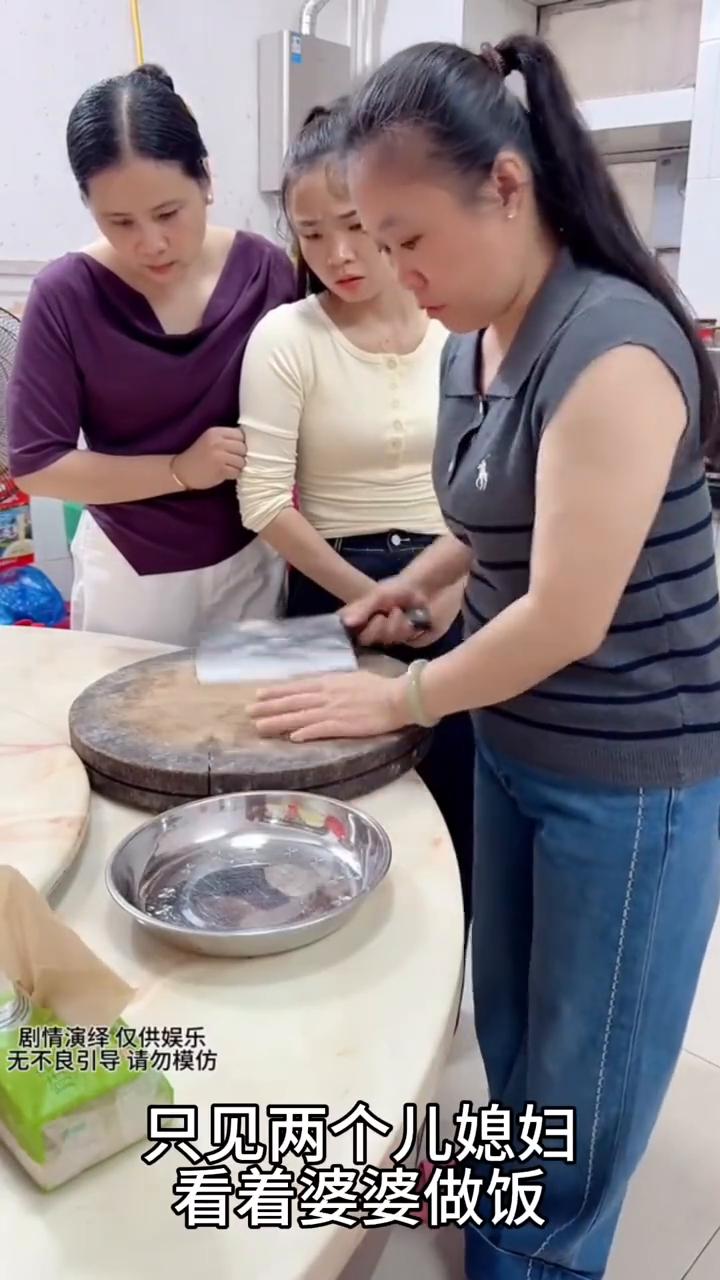 儿媳妇们没交伙食费，婆婆做空气给她们吃，这一幕真的太无奈了。
中午做法时间到了，