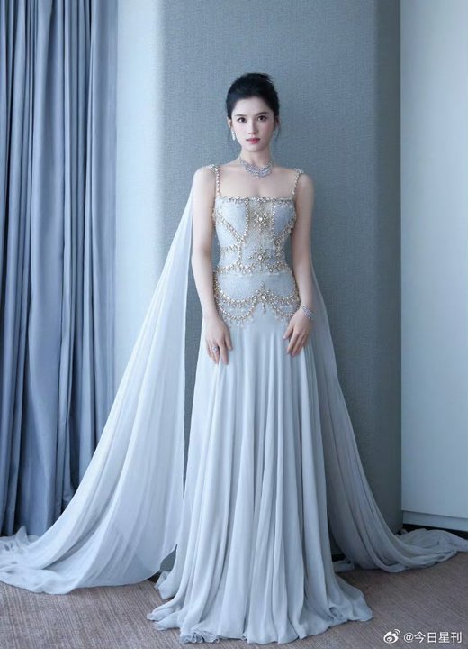 张婧仪刺绣水晶高定张婧仪冰蓝飘纱高定啊啊啊张婧仪这套也好美啊！ 