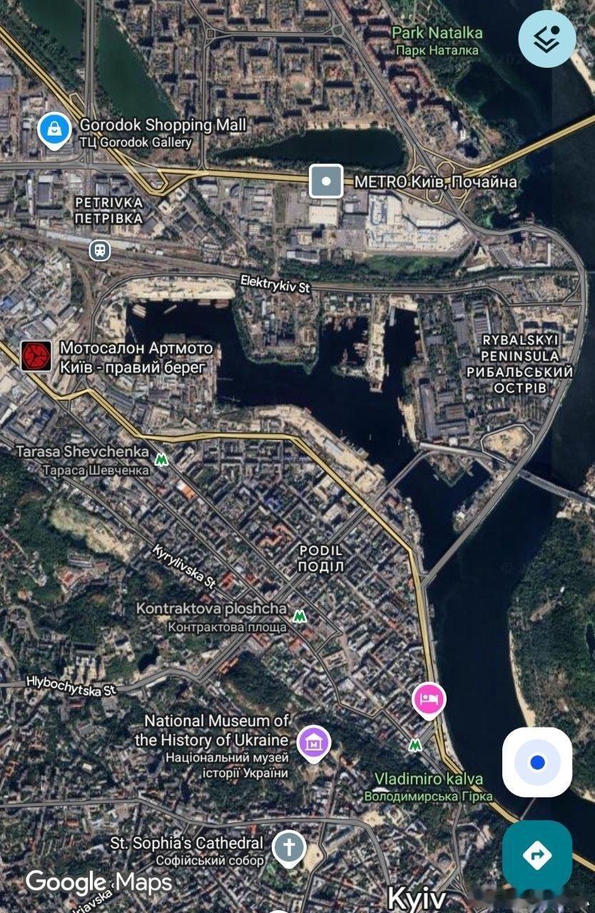 据TG频道监测消息，基辅波多尔区的彼得罗夫卡铁路枢纽爆炸起火，雷巴尔斯基半岛上的
