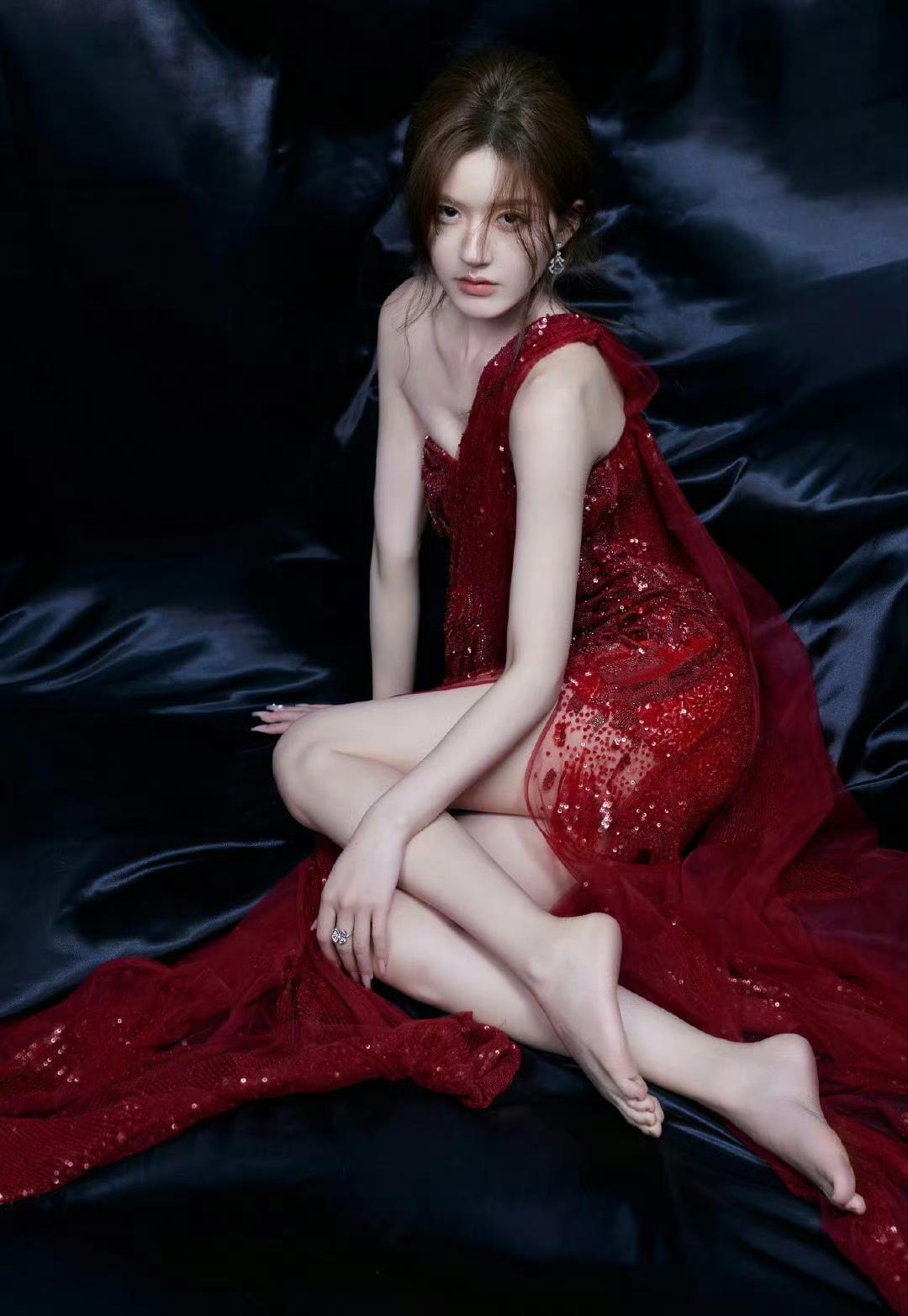 赵露思怎么老是拍这种风格的，躺卧 露脚，千篇一律 ​​​