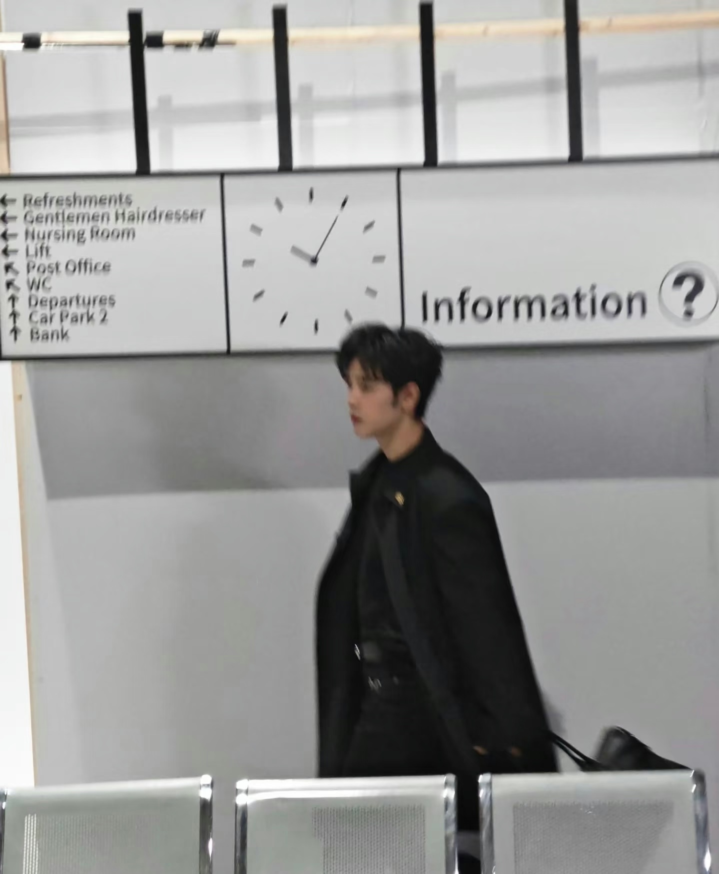 看到这张图第一时间想到霸总出差在机场的剧情我们小女孩脑子里就想到这些。肖战啥时候