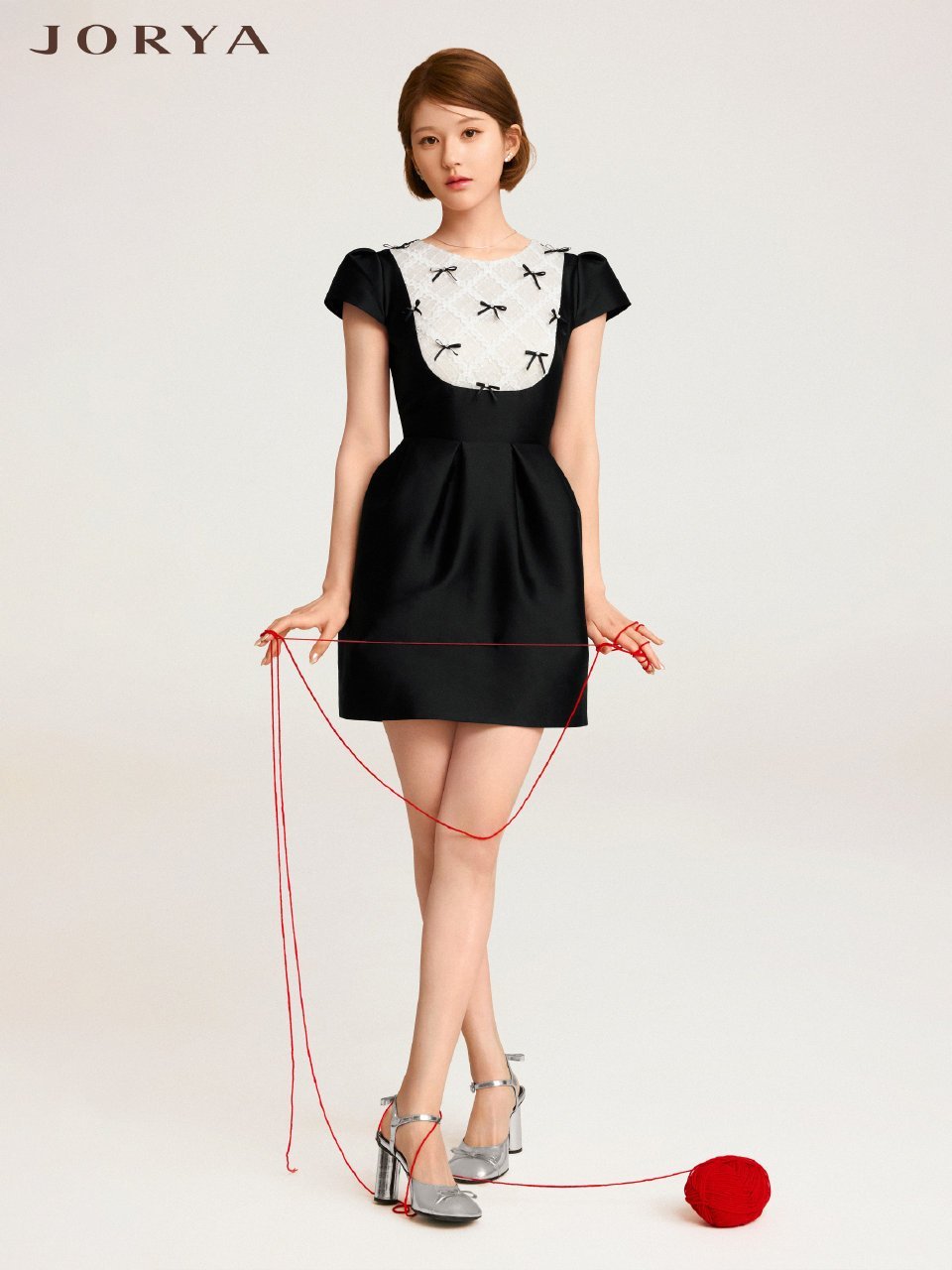 赵露思的上城士闭年刊封面有宝格丽的宣传位，和宝格丽续约成功  期待大片