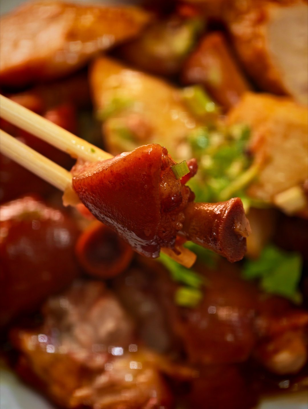 一碗猪脚饭，吃出隆江的浪漫。来到了猪脚饭的天堂，到处都是猪脚店。验证过了，好吃春