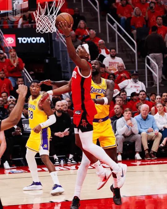 休斯顿火箭   NBA季后赛，火箭￼大比分2-4被湖人淘汰出局，止步首轮。The
