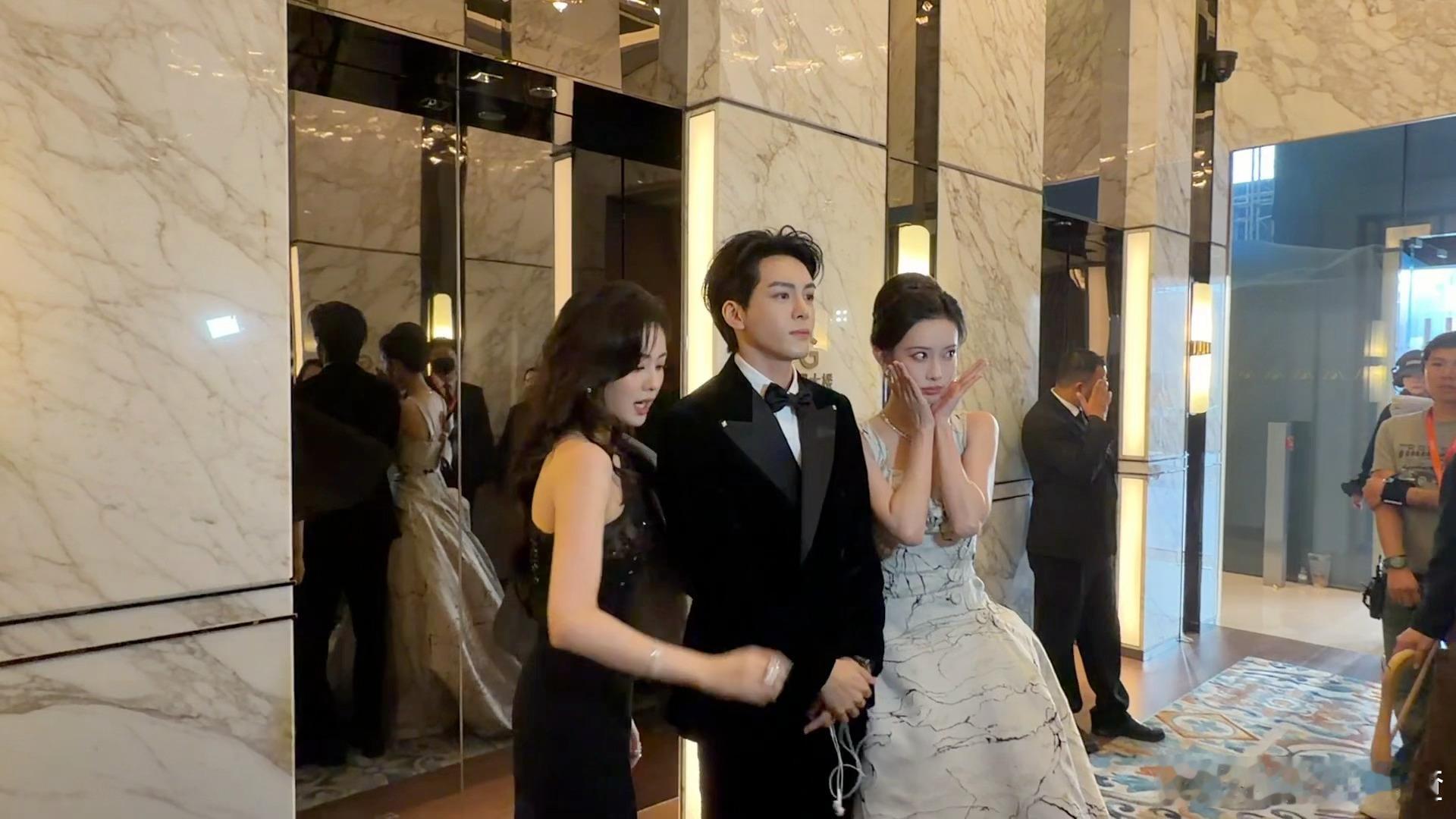 曾舜晞躲C未半而中道被架回 笑不活了家人们！曾舜晞合影时疯狂躲C位，白鹿孟子义直