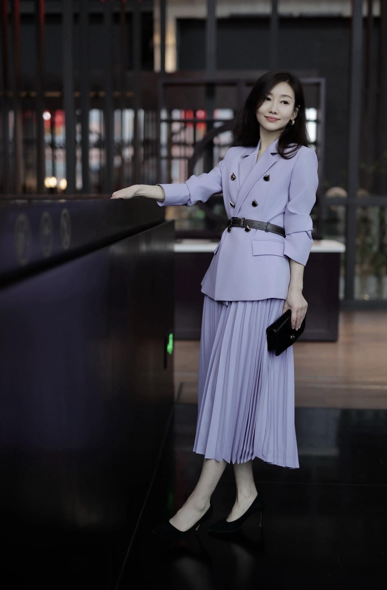 还有面对挫折时，脆弱中透露出的坚强与勇敢，也格外动人。这种坚韧不拔的劲儿，比外表